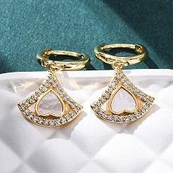 Pendientes de aro con circonita cúbica transparente y micropavé de latón con forma de abanico y corazón&nbsp;KK-D363-13G