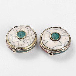 De style tibétain perles rondes plat, avec l'imitation de résine d'abeille, turquoise synthétique et accessoires en laiton or antique, blanc, 30x29x14mm, Trou: 2mm