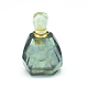 多面的な天然蛍石の開閉可能な香水瓶ペンダント  真鍮のパーツとガラスのエッセンシャルオイルのボトル  44~50x28x18.5~20.5mm  穴：1.2mm  ガラス瓶容量：3ml（0.101液量オンス）  宝石の容量：1ml（0.03液量オンス） G-E556-14A-2