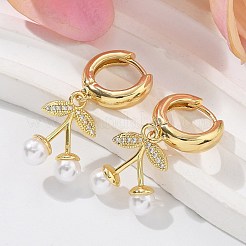Boucles d'oreilles créoles en laiton cerise avec micro pavé de zircons cubiques transparents et perles d'imitation ABS&nbsp;EJEW-M077-01G
