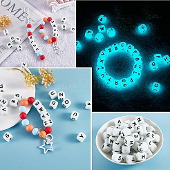 104 Stück Leuchtwürfel Silikonperlen Buchstabenquadrat Würfel Alphabetperlen mit 2 mm Lochabstandshalter lose Buchstabenperlen für die Schmuckherstellung von Armbändern&nbsp;JX439A