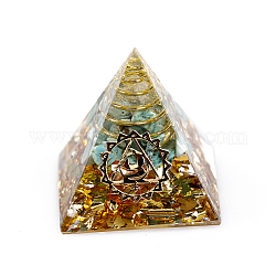 Decorazioni per display in resina piramidale in orgonite con motivo chakra, con componenti in ottone e scaglie di turchese sintetico all'interno, per scrivania da casa, 30.5x30.5x29.5mm