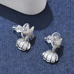 Muschelförmige Ohrstecker aus Messing mit klarem Zirkonia&nbsp;EJEW-D301-02P