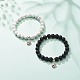 2 pièces 2 style pierre de lave naturelle et howlite bracelets extensibles perlés ronds sertis de breloques en alliage yin yang BJEW-JB08457-2
