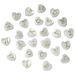 26 pz 26 stili perline di conchiglie bianche naturali, perle di conchiglia, cuore con lettera color oro a~z, bianco, 8.5x8.5x3.5mm, Foro: 0.8 mm, 1pc / style