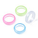 Bagliore nell'anello da dito a fascia semplice trasparente in plastica luminosa scura per le donne RJEW-T022-005-2