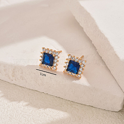 Boucles d'oreilles à tige carrées en laiton avec micro pavé de zircones cubiques&nbsp;VN1911