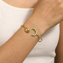 Bracciali rigidi aperti da donna in acciaio inossidabile 304 con motivo luna e sole testurizzati.&nbsp;DP7347