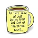 Taza de café con una cita inspiradora en este punto solo estoy viviendo de una taza a la siguiente alfileres de esmalte JEWB-Z009-01B-1