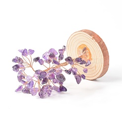 Natürliche Amethystsplitter mit messingumwickeltem Geldbaum aus Draht auf Holzsockel als Dekoration&nbsp;DJEW-B007-05B