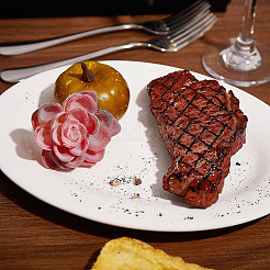 Streifensteak aus PVC-Imitat&nbsp;FIND-WH0420-54