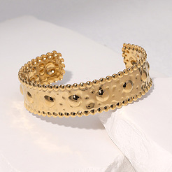 Brazaletes abiertos texturizados con borde de cuentas de acero inoxidable 304 para mujer.&nbsp;WG8389F-02