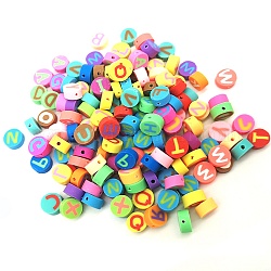 100pcs perles d'argile polymère faites à la main, plat rond avec la lettre a ~ z, couleur mixte, 10x5mm, Trou: 1.4mm