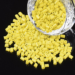 8/0 de dos abalorios de la semilla de cristal tallado, hexágono, colores opacos, amarillo, 2.5~3x2.5mm, agujero: 0.9 mm, aproximamente 15000 unidades / bolsa