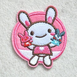Кролик компьютеризировал ткань для вышивания утюжок на патчах, аксессуары для костюма, аппликация, плоский круг с кроликом и куклами, розовые, 62x55 мм