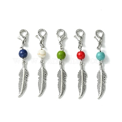 Décorations de pendentif en plumes en alliage, avec des perles turquoise synthétiques teintes et des fermoirs mousquetons en alliage, couleur mixte, 50.5mm