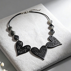 Collana a bavaglino boho con cuore cavo in legno nero e pepite di resina.&nbsp;WG28F53-01