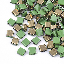 2-hole perline di vetro, colori placcati mezzo dorati, quadrato, verde chiaro, 5x4.5~5.5x2~2.5mm, foro: 0.5~0.8mm, circa 1180pcs/scatola