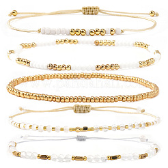5-teiliges Set aus Glas- und Metallarmbändern mit gold-weißen Perlen&nbsp;AB9103-3