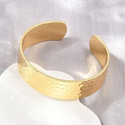 Brazaletes abiertos texturizados de latón de 15.5 mm para mujer&nbsp;KK-CBA68DA-11G