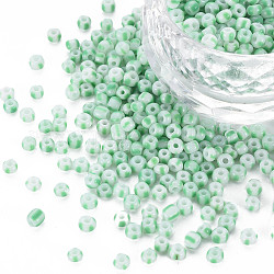 8/0 opaques perles de rocaille de verre, couleurs opaques s'infiltrer, trou rond, Plat rond avec motif rayé, vert pale, 3~3.5x2~2.5mm, Trou: 1mm, environ 450g / livre