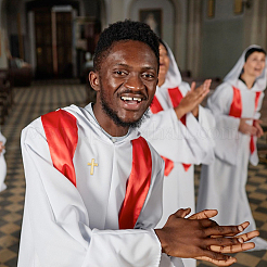 50 épingle à revers en alliage avec croix religieuse&nbsp;JEWB-FH0002-49