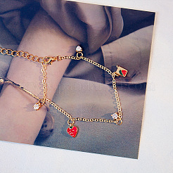Pulseras de latón con micro pavé de circonitas cúbicas y dijes de fresa para mujer&nbsp;WH-WG7C0FD-01