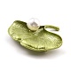 Spilla in lega foglia con perla in resina JEWB-O009-05-3