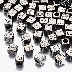 Ccb Kunststoff-Perlen, horizontales Loch, Würfel mit Buchstaben, Metallgrau, 7x7x7 mm, Bohrung: 3.5 mm