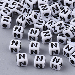 Cuentas acrílicas opacas blancas, agujero horizontal, Cubo con alfabeto negro, letter.n, 4~5x4~5x4~5mm, agujero: 1.8 mm, aproximamente 240 unidades / 20 g