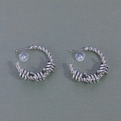 Gedrehte C-förmige Ohrstecker aus Messing mit Spiralwicklung&nbsp;JG3982