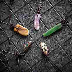 5 pièces 5 style naturel mélangé pépites de pierres précieuses pendentif collier avec cordon en cuir de vachette pour les femmes&nbsp;NJEW-SZ0001-58